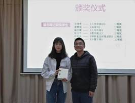 说明:C:\Documents and Settings\Administrator\桌面\中小企业CFO创新班参访华商云会计产业公司活动暨年度表彰大会圆满结束(李冠恩)\中小企业CFO创新班参访华商云会计产业公司活动暨年度表彰大会圆满结束(李冠恩)\颁奖1.jpg